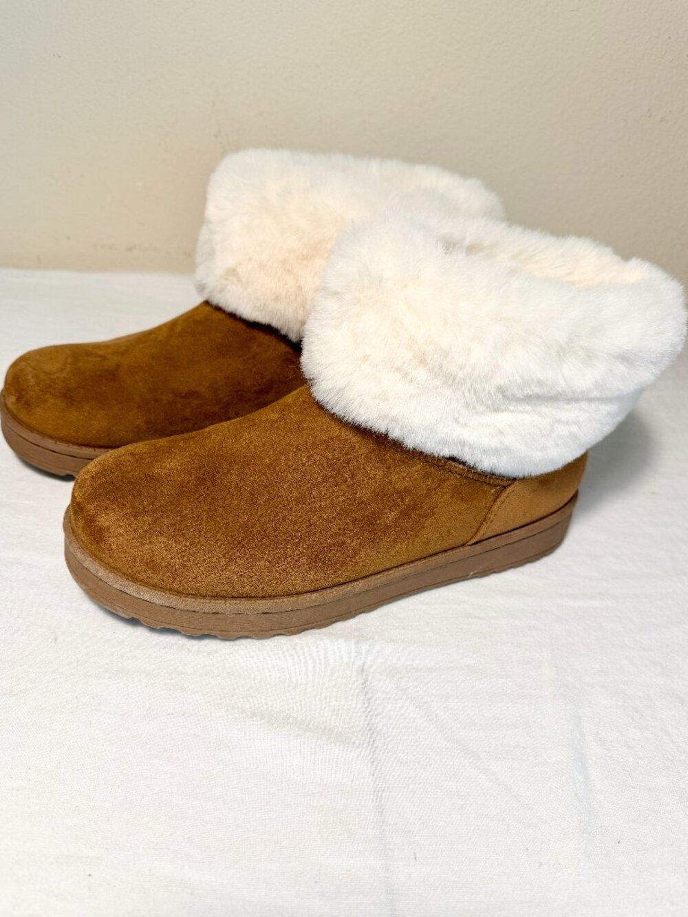 White Mountain Faux Suede Ankle Boots with Cream Faux-Fur Trim and Lining Size 8